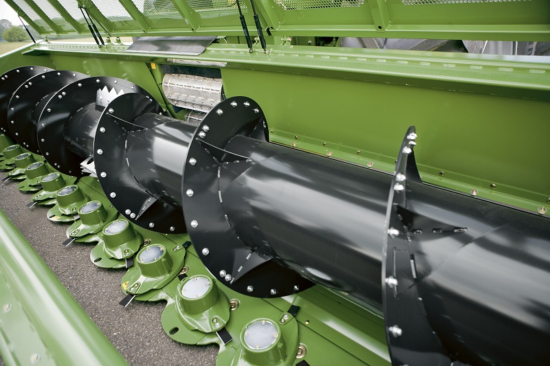 Krone’s EasyCollect header has two rows of chains to transfer crop, while the XDisc has an auger large enough to cope with a high volume of material.